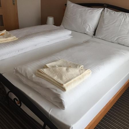 Bed & Breakfast Hotel Perla Нове-Место-над-Вагом Екстер'єр фото