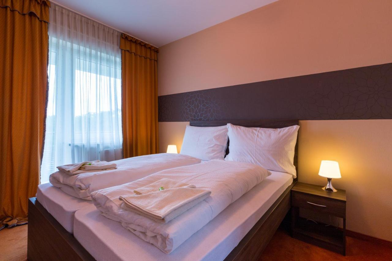 Bed & Breakfast Hotel Perla Нове-Место-над-Вагом Екстер'єр фото