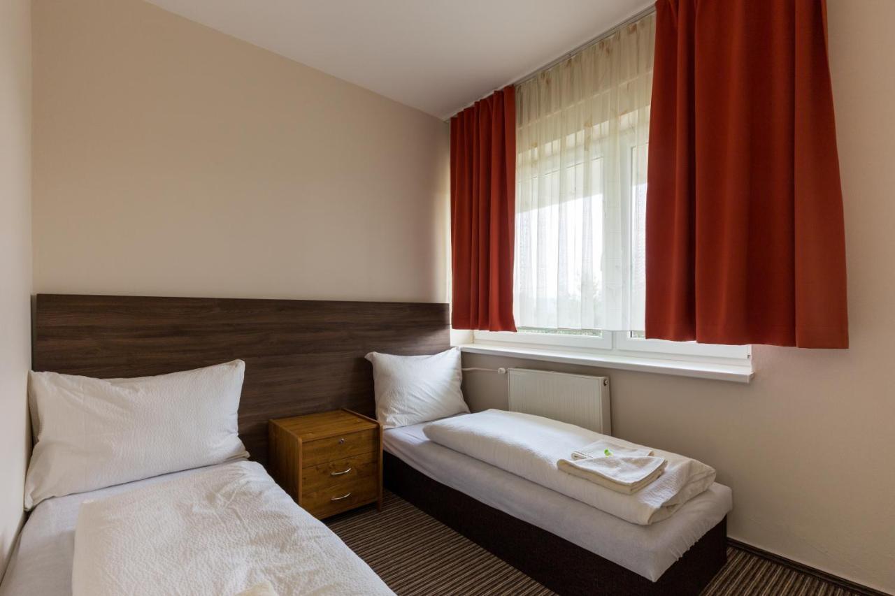 Bed & Breakfast Hotel Perla Нове-Место-над-Вагом Екстер'єр фото