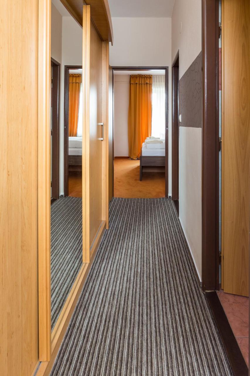 Bed & Breakfast Hotel Perla Нове-Место-над-Вагом Екстер'єр фото